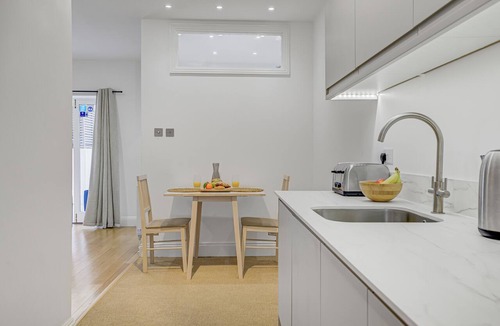 West Kensington Apartment | Private Garden Flat with Entrance | Kensington Olympia West London