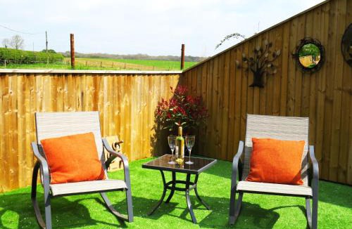Castle Bytham Apartment | Private Garden Room - Rural Village