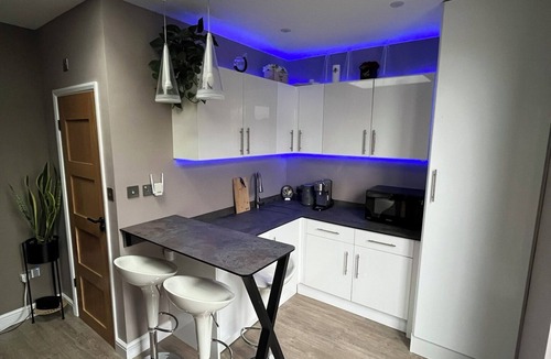 Luton Apartment | Private Garden Studio - L&D Hospital -FREE Wi-fi & Parking- 15min to the Airport