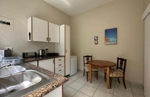 Pennington Apartment | Private Garden Studio Cottage with BBQ 10 min walk to Pennington Beach