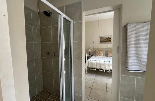 Pennington Apartment | Private Garden Studio Cottage with BBQ 10 min walk to Pennington Beach