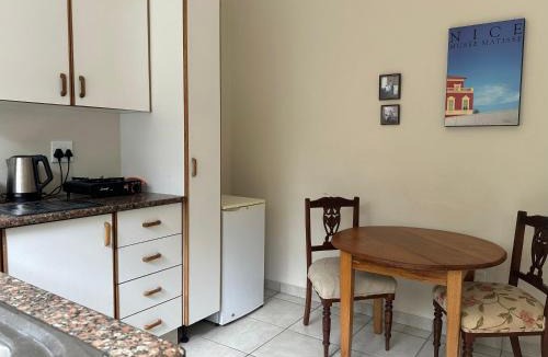 Pennington Apartment | Private Garden Studio Cottage with BBQ 10 min walk to Pennington Beach