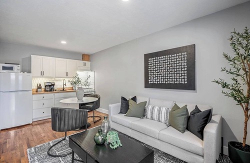 Greater East End Apartment | Private gated studio near Downtown Houston, Med Center & NRG with fast WiFi and parking