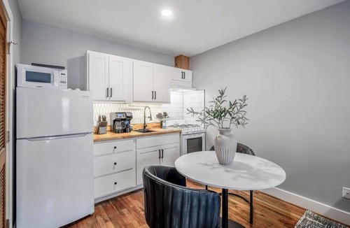 Greater East End Apartment | Private gated studio near Downtown Houston, Med Center & NRG with fast WiFi and parking