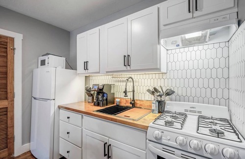 Greater East End Apartment | Private gated studio near Downtown Houston, Med Center & NRG with fast WiFi and parking