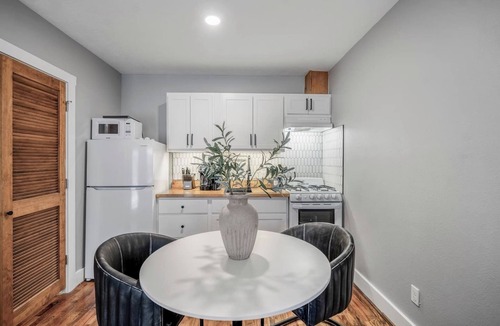 Greater East End Apartment | Private gated studio near Downtown Houston, Med Center & NRG with fast WiFi and parking