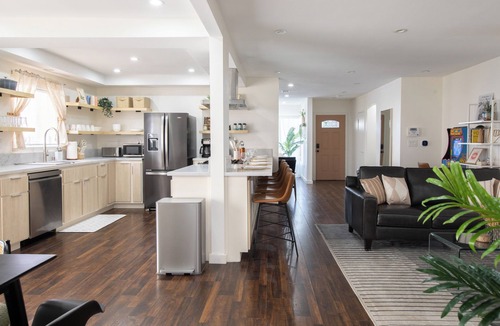 Hawthorne House | Private - Gated - Yard, Fire Pit, LAX, SoFi, Beach - Minutes to World Cup