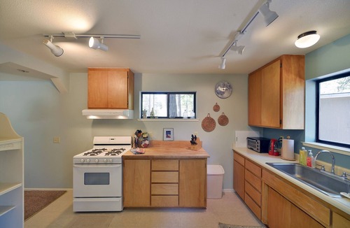 Mount Shasta House | Private Getaway on Beautiful Wooded 2 Acres w/Hot Tub; Modern Home Close to Town