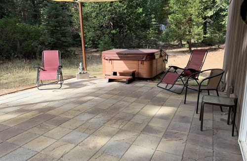 Mount Shasta House | Private Getaway on Beautiful Wooded 2 Acres w/Hot Tub; Modern Home Close to Town