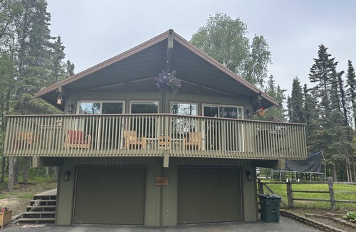 Mid-Hillside House | Private Getaway Right in Town