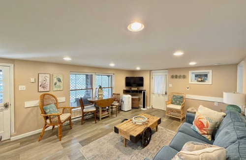 Sea Isle City Apartment | Private Ground-Floor Beach Condo One Block to Beach Screened Porch