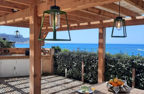 Tizzano Apartment | Private ground floor with large garden and heated pool. Sea view, Tizzano