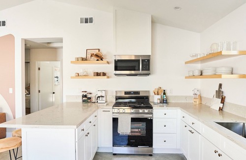 Thousand Oaks House | Private Guest House with Full Kitchen, 30 minutes to L.A. & Beach