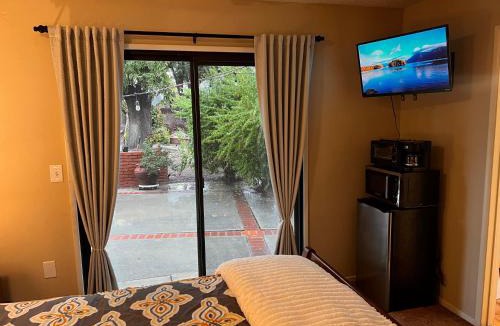 Hemet House | Private Guest Room
