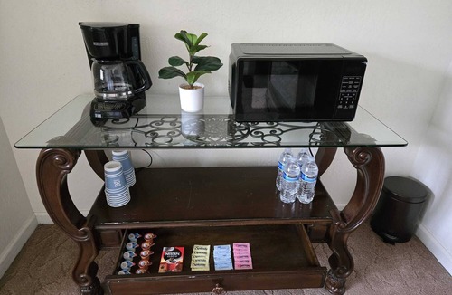 Hanford Apartment | Private Guest Unit with Exclusive Yard, Fire Pit, Pool & Grill – North Hanford