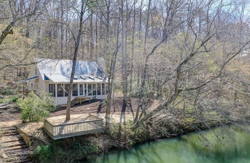 Cornelia Cabin | Private haven on the banks of the Chattahoochee River.