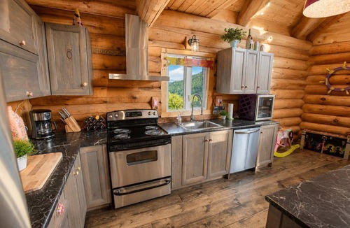 Saint-Philemon Ski Chalet | Private Heated Pool | Spa | Party | The Animal