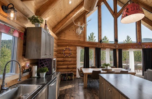 Saint-Philemon Ski Chalet | Private Heated Pool | Spa | Party | The Animal
