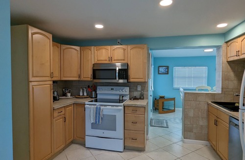 South Gate Ridge House | Private Heated Pool 2BD/1BA Just 6 Miles to Siesta