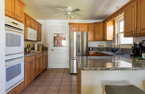 Middletown House | Private Heated Pool Big 4BR for Families & Groups — 15 Min to Beach & Newport
