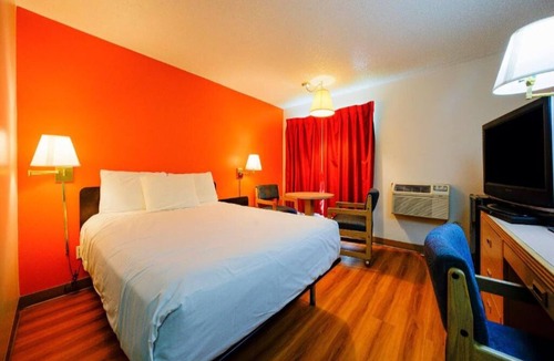 Hermiston Hotel | Private Hermiston Room for Business or Leisure — Onsite Parking For Convenience