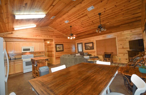 Golden Cabin | Private Hideaway, Hot tub, close to Beavers Bend State Park, Broken Bow Lake.