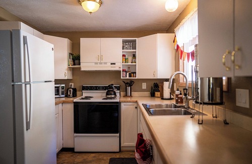 Drake Cabin | Private Hiking Trail! 2.4 miles to Estes Park, near RMNP w/King bed. Dogs ok!