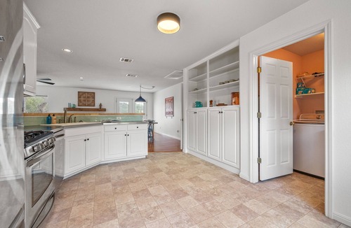 Henly House | 🌿 Private Hill Country Retreat with Fenced Yard + Fire Pit | Pet Friendly | Heritage House 🌄