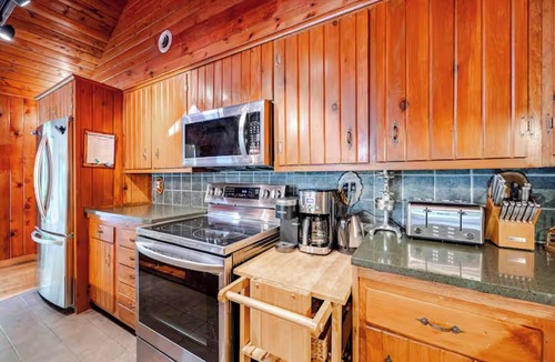 Kingston House | Private Hilltop Getaway In Catskills