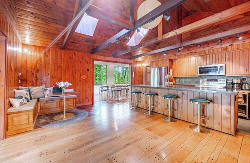 Kingston House | Private Hilltop Getaway In Catskills