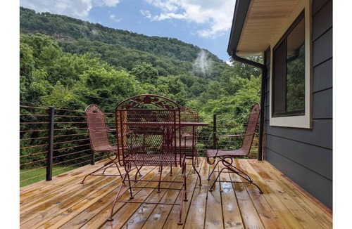 Chattanooga House | Private Home & Yard ~ Hiking, Creek & River Nearby!
