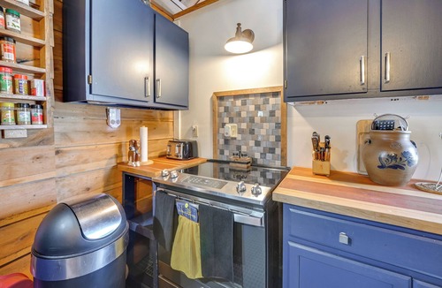 Friendly Cabin | Private Hot Tub! Country Retreat in West Virginia