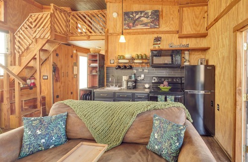 Chestnut Mound Apartment | Private Hot Tub, Deck & Mtn Views! Hickman Retreat