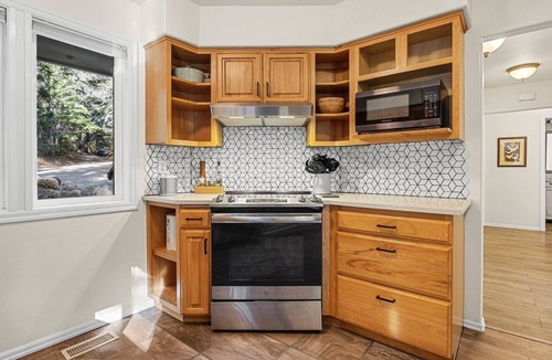 Underwood House | Private, Hot Tub, Fire Pit, Ping Pong, 10 minutes to town