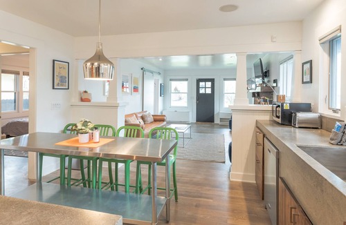 Old Bend House | Private Hot Tub ~ In the Heart of Bend ~ Dog Friendly ~ Fire Pit