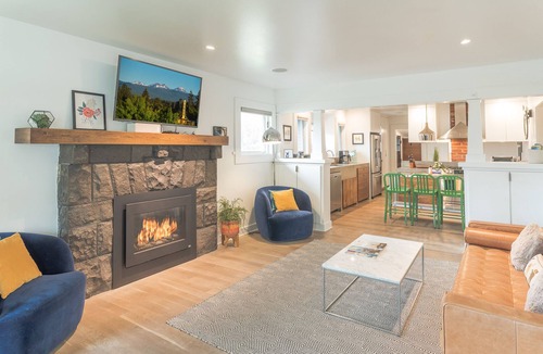 Old Bend House | Private Hot Tub ~ In the Heart of Bend ~ Dog Friendly ~ Fire Pit