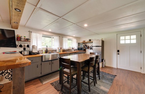 Hillsgrove Cottage | Private Hot Tub: Main Cabin at Elk Creek Escape!