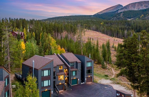 Warrior's Mark West House | Private Hot Tub, Ski-In/Out, Winter Shuttle, Trails, Views - Slopeside Retreat