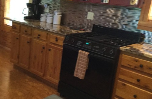 Bat Cave Cabin | Private ! Hot Tubs, Massage Chairs, White Water only from river 3- Large decks !