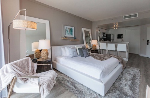 Coconut Grove Hotel | Private Hotel Studio with City Skyline Views and Free Parking