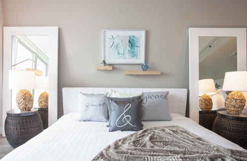 Coconut Grove Hotel | Private Hotel Studio with City Skyline Views and Free Parking