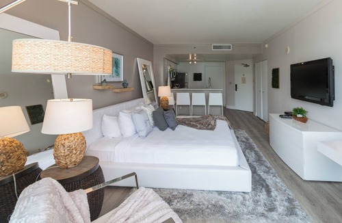 Coconut Grove Hotel | Private Hotel Studio with City Skyline Views and Free Parking