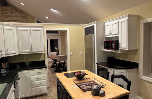 Cedar Rapids House | Private In City retreat 12+ Guests 4 bedrooms 3.5 Bath +Bonus Kitchen downstair