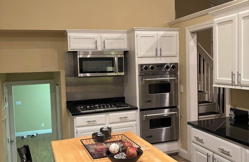 Cedar Rapids House | Private In City retreat 12+ Guests 4 bedrooms 3.5 Bath +Bonus Kitchen downstair