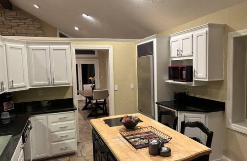 Cedar Rapids House | Private In town quiet retreat 12+ Downstairs Bonus Kitchen and walkout quarters.