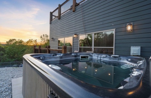 Table Rock Cabin | Private Indoor Pool & Basketball Court Retreat with Arcade Games, Sleeps 50, Free Tickets & Views