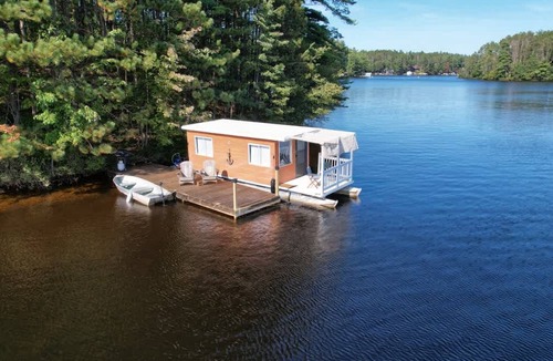 Brantingham House | Private Island 5 Homes 2 Hottub Boat -sleeps 17