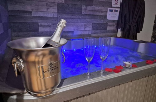Marsannay-la-Cote Apartment | Private Jacuzzi apartment near the route des grands crus