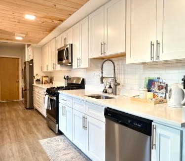 Downtown Apartment | Private Kitchen, Walk to everything, PPAC & Convention Center