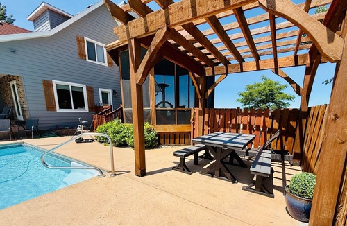 Arlington House | Private Lake Front & Pool. Entire 4 BR Home